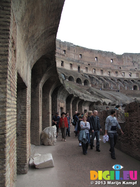 SX30929 People in Colosseum